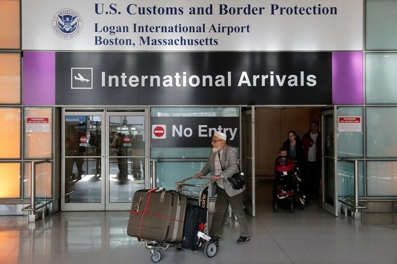 ２月１日、米ホワイトハウスは、移民の入国を制限するトランプ大統領の大統領令を巡り、永住権保有者は米国への入国に際し適用免除を申請する必要はないとの見解を示した。ボストンの空港で１月撮影（２０１７年　ロイター/Brian Snyder）