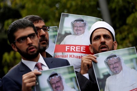　１０月１６日、サウジアラビア人記者ジャマル・カショギ氏の失踪を巡り、トランプ米大統領は、すべての事実が判明する前にサウジを非難する動きがあると指摘し、サウジを擁護する姿勢を示した。写真はカショギ氏の写真を掲げてイスタンブールにあるサウジの総領事館の前で抗議する人権活動家ら。８日撮影（２０１８年　ロイター/Murad Sezer/File Photo）