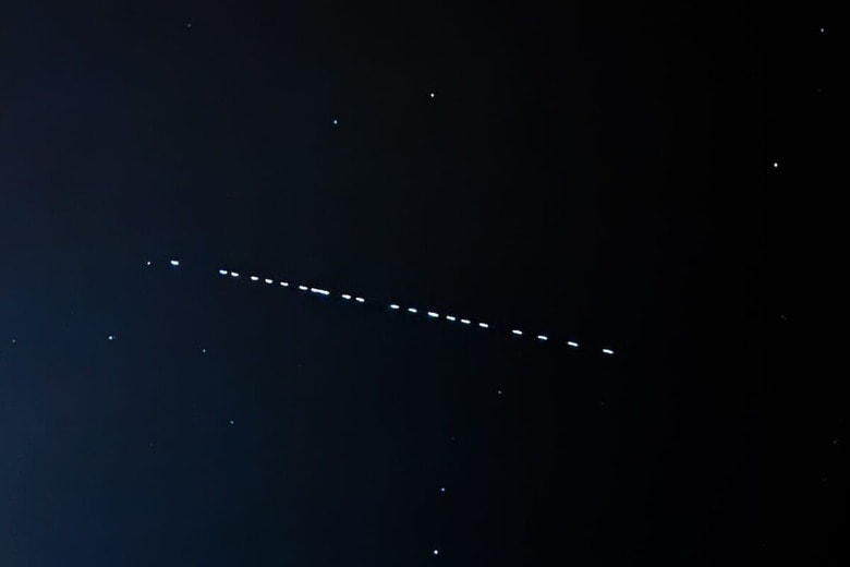 上空を通過するスターリンクの衛星（2024年11月1日、ポーランド南部） Jakub Porzycki via Reuters Connect