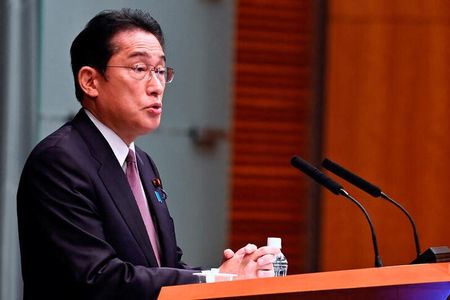 　岸田文雄首相は６日の参院予算委員会で、日韓関係について「歴史認識に関する歴代内閣の立場を全体として引き継いでいるし、今後も引き継いでいく考えだ」と述べた。写真は都内で２０２２年１２月、代表撮影（２０２３年　ロイター）