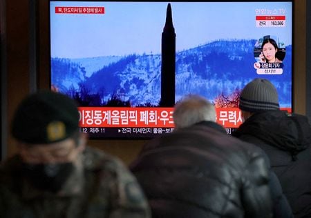 失敗に終わったとみられる北朝鮮による３月１６日のミサイル発射が、同国の計画に長期的な打撃を及ぼすかどうかは定かでない。写真は２月、ソウル市内のモニターで、北朝鮮によるミサイル発射のニュースを見る人々（２０２２年　ロイター/Yonhap）