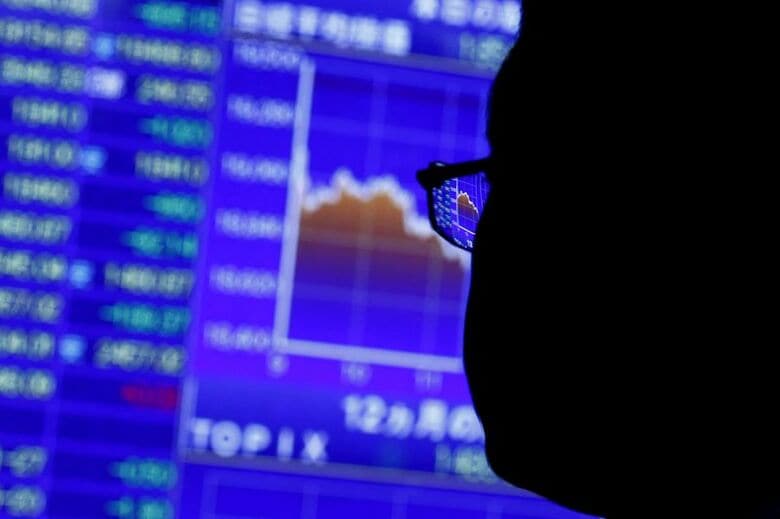 東京の証券会社の外にある株価表示板。2015年8月24日撮影　 REUTERS/Thomas Peter