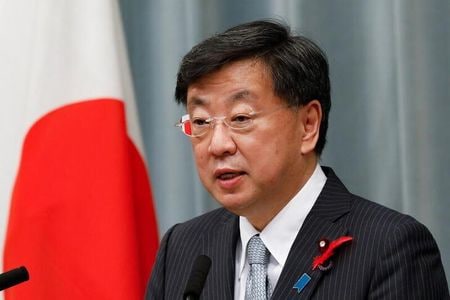 松野博一官房長官は１日閣議後の会見で、北朝鮮の核・ミサイル開発に関与した可能性のある４団体９個人の資産を凍結する方針を明らかにした。写真は、２０２１年１０月４日に首相官邸で会見する松野官房長官。（２０２２年　ロイター／Kim Kyung-Hoon）