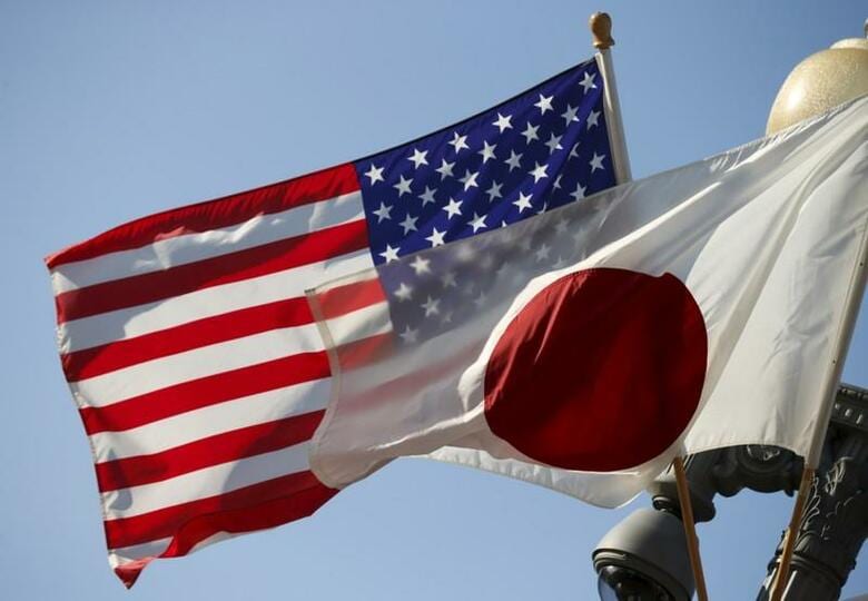 米議会でトランプ米大統領と安倍晋三首相が9月25日に合意した貿易協定に関する公聴会が開かれた。写真は日米の旗。ホワイトハウスで2015年4月撮影（2019年　ロイター/Kevin Lamarque）