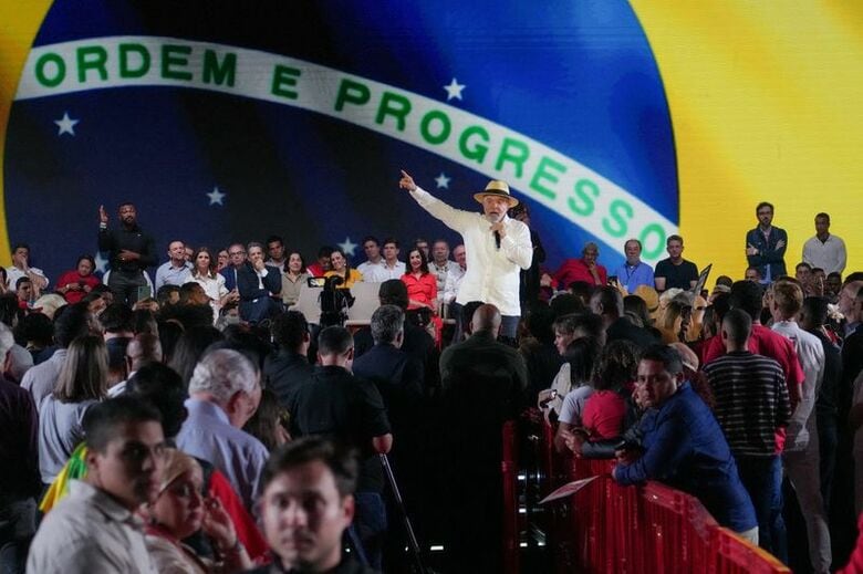 写真（中央）はルラ大統領。2日、ブラジルのサンパウロで撮影。 REUTERS/Alexandre Meneghini