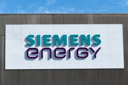 　ドイツの重電大手シーメンス・エナジーは、風力発電機を手がけるシーメンス・ガメサを巡る問題により１０億ユーロ（１１億ドル）以上のコストが発生する可能性があるとし、２０２３年の利益見通しを白紙に戻した。写真はドイツ西部ミュールハイム・アン・デア・ルールで２０２２年８月撮影（２０２３年　ロイター／Wolfgang Rattay）