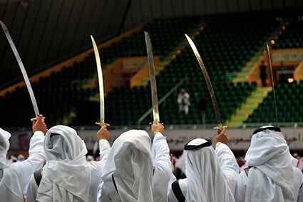 「アルダ」と呼ばれるサウジの伝統舞踊（リヤド）　Fayez Nureldine/Pool-REUTERS