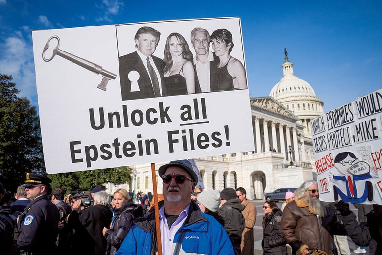 米議会前でエプスタイン文書の公開を要求するデモ隊（11月18日）　JACK GRUBERｰUSA TODAYｰREUTERS