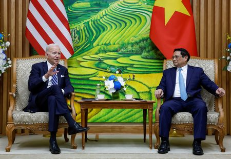 　９月１３日、米国家安全保障会議（ＮＳＣ）でインド太平洋担当ディレクターを務めるミラ・ラップ・フーパー氏は、米国とベトナムの外交関係の格上げは中国に対する冷戦の動きではないと語った。バイデン米大統領とベトナムのファン・ミン・チン首相、ハノイで１１日撮影（２０２３年　ロイター／Evelyn Hockstein）
