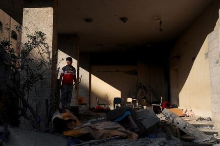 　イスラエルとパレスチナ自治区ガザのイスラム組織ハマスとの間でカタールで行われている停戦交渉について、イスラエル当局者は８日、隔たりを埋められる可能性があるものの、合意には数日以上かかる見込みだと明らかにした。写真は空爆で被害を受けた住宅。７月８日、ガザで撮影（２０２５年　ロイター/Mahmoud Issa）