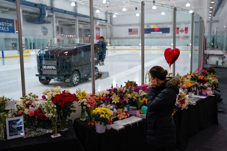 ２月２日、  米首都ワシントン近郊のレーガン・ナショナル空港付近でアメリカン航空の旅客機と陸軍ヘリコプターが空中で衝突した事故で、死亡した両機の乗客乗員６７人のうち５５人の身元が確認された。写真はバージニア州アーリントンのアイススケートリンクに設けられた犠牲者のメモリアル（２０２５年　ロイター/Kent Nishimura）