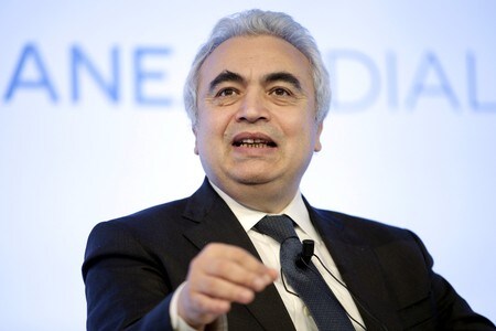 　１１月１８日、国際エネルギー機関（ＩＥＡ）のファティ・ビロル事務局長（写真）に対し、年金基金、保険会社、その他の大企業や科学者らが共同で書簡を送り、ＩＥＡが毎年公表している「世界エネルギー展望」の内容を大幅に改定し、２０１５年に採択されたパリ協定が掲げる目標の実現を支援し、壊滅的な地球温暖化を回避するよう訴えた。２０１５年１２月、ローマで撮影（２０１９年　ロイター/Max Rossi）