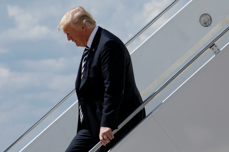 ８月３１日、トランプ大統領（写真）は１１月にシンガポールで開かれる東アジアサミットと、パプアニューギニアで開かれるアジア太平洋経済協力会議（ＡＰＥＣ）首脳会議を欠席し、代わりにペンス副大統領を派遣すると米ホワイトハウスが発表。ノースカロライナ州のシャーロットにある空港に到着したトランプ大統領（２０１８年　ロイター/Yuri Gripas）