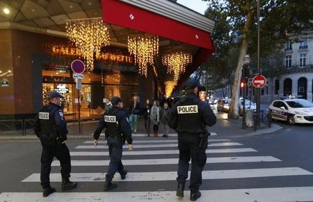 　１１月１７日、１２９人の犠牲者を出したパリの同時多発攻撃事件を受けて、フランス経済の先行きが非常に見極めにくくなっている。パリで１４日撮影（２０１５年　ロイター/Yves Herman）