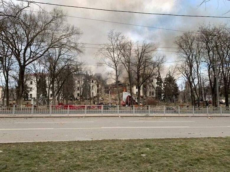 ウクライナ南東部マリウポリの当局は17日、住民の避難場所になっていて前日にロシア軍とみられる空爆を受けた劇場について、劇場下のシェルターは持ちこたえ生存者がいるとみられると述べた。地域当局から入手した破壊された劇場の写真。（2022年　ロイター）