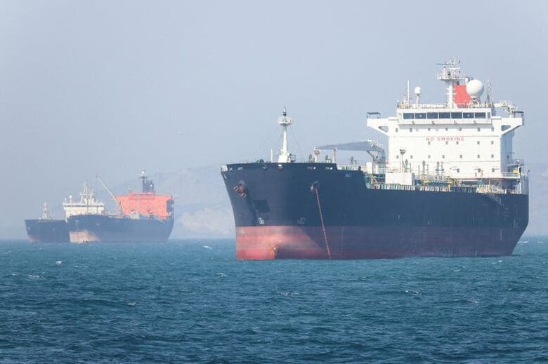 イラン・バンダルアッバース近郊のホルムズ海峡に浮かぶ船舶。４日撮影の提供写真。Amirhosein Khorgooi/ISNA/WANA (West Asia News Agency) via REUTERS