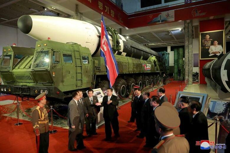 北朝鮮で10月11日、兵器を展示する「国防発展展覧会」が開幕した。韓国が最新兵器などを集めて19日から開く「ソウル国際航空宇宙・防衛産業展示会」（ADEX）の直前のタイミングでの開催で、北朝鮮がこうした展示会を催すこと自体、非常にまれだ。写真は、展示会で説明する北朝鮮の金正恩氏。平壌で12日撮影された、同国国営の朝鮮中央通信社（KCNA）による提供写真（2021年　ロイター）