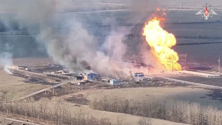 ロシアは２８日、ウクライナが米を含めた部分停戦合意に反してロシアのエネルギー施設を攻撃したと非難し、西部クルスク州スジャのガス施設は事実上破壊されたと述べた。炎上するスジャのガス施設、ロシア国防省の提供写真。（２０２５年　ロイター）