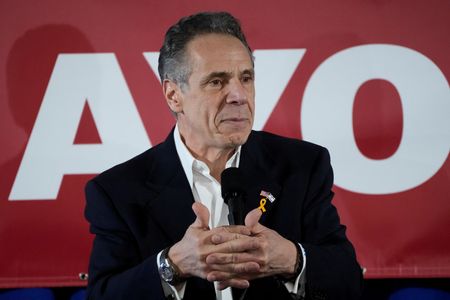 　米司法省がクオモ前ニューヨーク州知事を捜査していると、事情に詳しい関係者が２０日に明らかにした。写真はニューヨーク市長選への立候補発表後のイベントでのクオモ氏。ニューヨーク市マンハッタンで３月撮影（２０２５年　ロイター/Eduardo Munoz）
