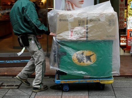 　４月１３日、ヤマト運輸は宅急便の基本運賃を引き上げると発表した。基本運賃の値上げは、消費増税を除いて２７年ぶり。都内で２月撮影（２０１７年　ロイター／Toru Hanai）
