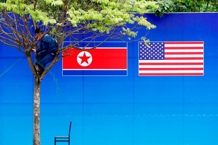 6月11日、北朝鮮国営の朝鮮中央通信は、米国が北朝鮮に対する「敵視政策を撤回」しなければ、1年前のシンガポールでの歴史的首脳会談の合意が「白紙になる」と警告した。写真は米朝首脳会談が行われた際の両国旗。ハノイで2月に撮影（2019年　ロイター／KIM KYUNG-HOON）