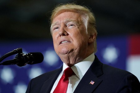 　４月２８日、トランプ米大統領（写真）は、遊説先のミシガン州ワシントンで演説し、議会が国境の壁建設費用を増額しなければ、９月に連邦政府機関を閉鎖することも辞さないとの考えを明らかにした。ミシガン州ワシントンで２８日撮影（２０１８年　ロイター/Joshua Roberts）