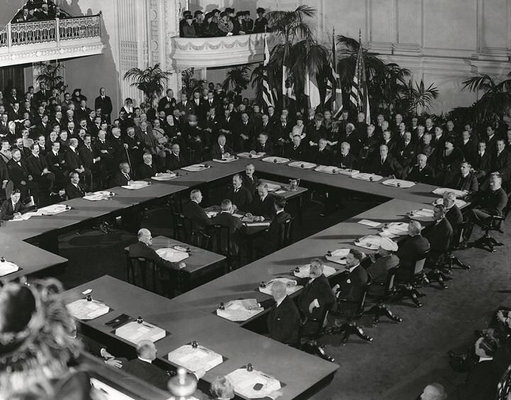 1921年にワシントンで開かれた海軍軍縮会議　GEORGE RINHARTーCORBIS／GETTY IMAGES　