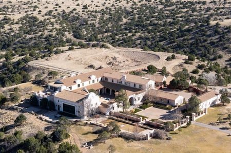 　３月９日、米ニューメキシコ州当局は、少女売春などの罪で起訴され自殺した米富豪ジェフリー・エプスタイン氏の元牧場について、捜索を開始したと発表した。写真は、エプスタイン氏が所有していた米ニューメキシコ州スタンレー近郊の牧場。８日撮影（２０２６年　ロイター/Rebecca Noble）