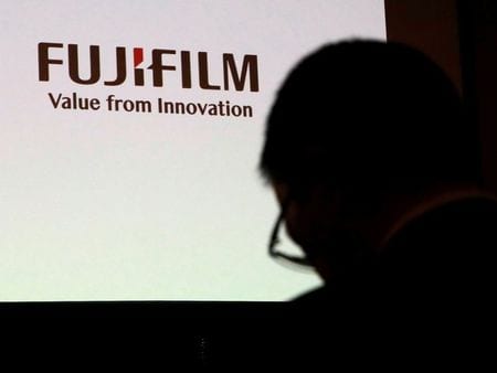 １２月１７日、富士フイルムホールディングスは、日立製作所の画像診断機器事業の買収を検討していることを明らかにした。写真は富士フィルムのロゴ。都内で２０１８年１月撮影（２０１９年　ロイター/Kim Kyung-Hoon）
