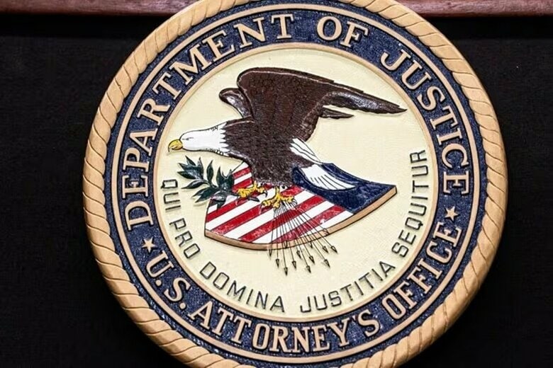 写真は米司法省の紋章。4月22日、米ワシントンで撮影。REUTERS/Nathan Howard