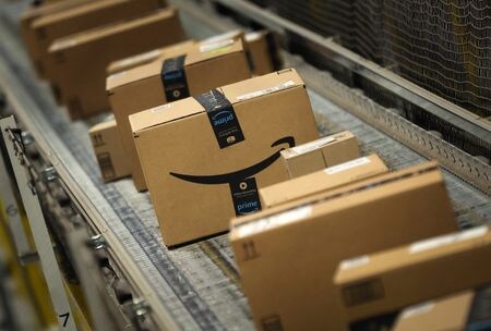 　８月１３日、米アマゾン・ドット・コムは、生鮮食品を当日配送するサービスを開始すると発表した。ニュージャージー州ロビンスビルで２０２３年１１月撮影（２０２５年　ロイター/Mike Segar）