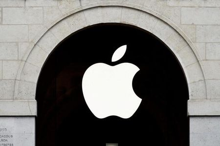 米アップルは、来年初めにノートパソコン「ＭａｃＢｏｏｋ　Ａｉｒ（マックブックエア）」やタブレット型端末「ｉＰａｄ（アイパッド）」２モデルを含む複数の新製品を投入する計画だ。写真は、同社のロゴ。２０２０年７月１５日にパリで撮影。（２０２３年　ロイター／Gonzalo Fuentes）