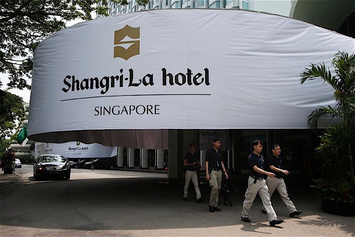 会談場所の有力候補と言われるシャングリラホテル。2014年5月のアジアセキュリティサミット開催時の警備のようす。　Edgar Su-REUTERS