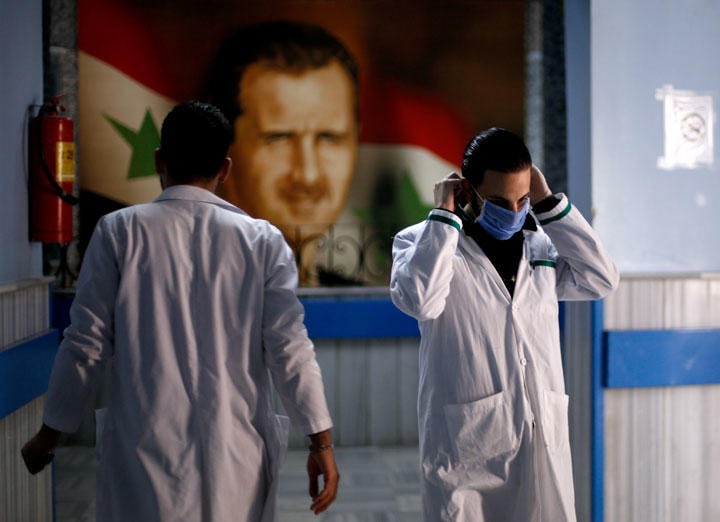 首都ダマスカスの病院で感染予防のマスクを着ける医療従事者（3月19日）　Omar Sanadiki-REUTERS