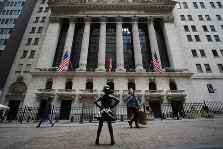 ５月２６日、米株式市場の直近の強気相場は過去最長だったが、次は逆に最短となってしまうのだろうか。ニューヨーク証券取引所前で４月撮影（２０２１年　ロイター/Carlo Allegri）