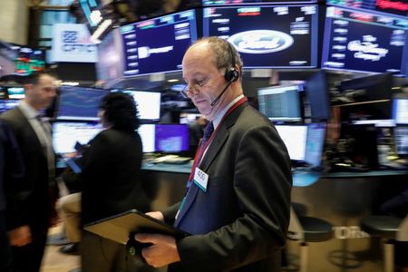 米国株式市場はアップルなどＩＴ（情報技術）株が買われ、主要株価３指数が上昇。Ｓ＆Ｐ総合５００種とナスダック総合<.IXIC>は最高値を更新して取引を終えた。ニューヨーク証券取引所で撮影（２０２０年　ロイター/BRENDAN MCDERMID）