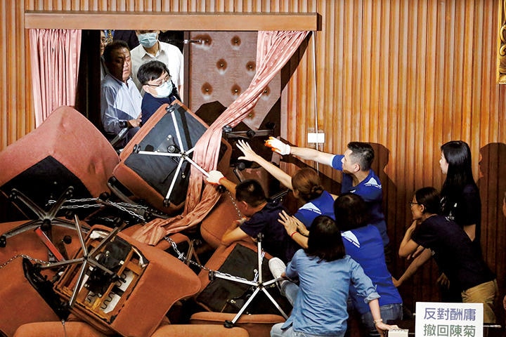 台湾では民主主義の下、国会での乱闘が日常茶飯事　ANN WANG-REUTERS