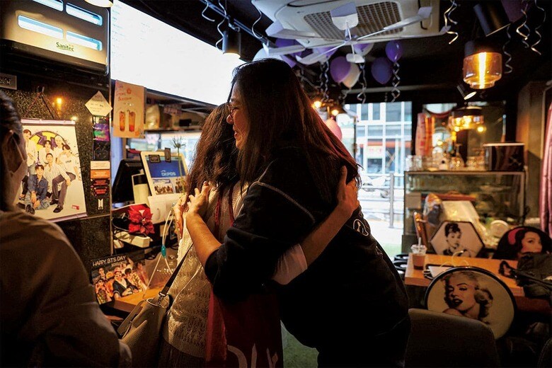 ソウルのカフェで抱き合う日韓のBTSファン　KIM HONG-JI-REUTERS