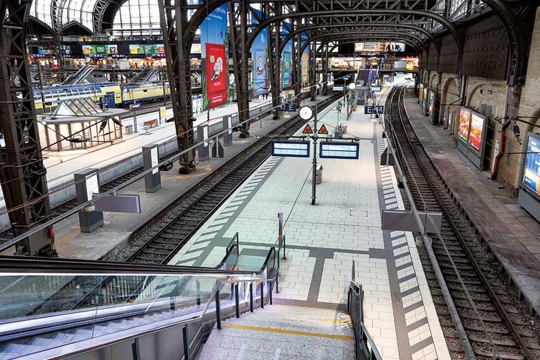 ストの影響で無人と化したハンブルク中央駅　BODO MARKSｰPICTURE ALLIANCE/GETTY IMAGES