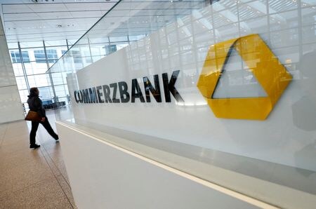 １月２２日、ドイツのコメルツ銀行は同行株を買い増し買収に意欲を示すイタリアの同業ウニクレディトのアプローチを「敵対的」と指摘し、過去２年間、ウニクレディトと提携に関する協議はなかったと述べた。写真はコメルツ銀のロゴ。フランクフルトで２０２０年２月撮影（２０２５年　ロイター/Ralph Orlowski）
