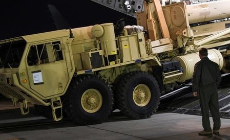 　４月２６日、韓国国防省は、米軍が地上配備型ミサイル迎撃システム（ＴＨＡＡＤ）の韓国南部の配備予定地への移動開始したと発表した。年内に運用態勢が整う見通し。３月撮影。提供写真（２０１７年　USFK/Yonhap via REUTERS）