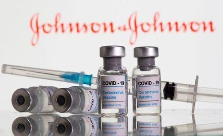 米食品医薬品局（ＦＤＡ）は２１日、ジョンソン・エンド・ジョンソン（Ｊ＆Ｊ）の新型コロナウイルスワクチンを製造するエマージェント・バイオソリューションのボルティモア工場に対する検査から、施設内で塗料の剥がれや緩んだ破片などの問題が見つかったとし、問題を解消するよう要請した。写真は２月９日撮影（２０２１年　ロイター／Dado Ruvic/Illustration/File Photo）