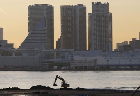　７月２８日、日立建機が発表した２０１５年４─６月期連結業績（ＩＦＲＳ）は、営業利益が前年同期比６２．６％減の４９億円となった。写真は、都内の建設現場、２０１４年１１月撮影（２０１５年　ロイター／Issei Kato）