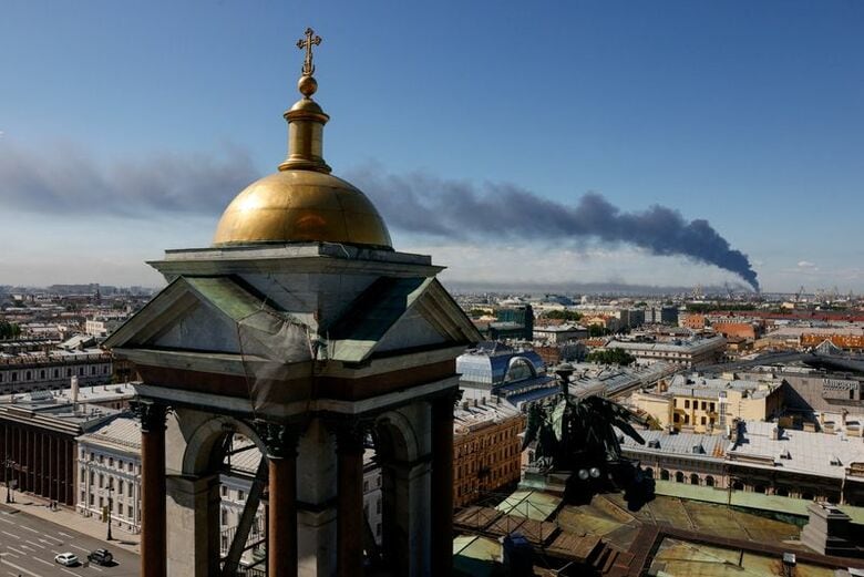 ロシア西部サンクトペテルブルクで立ち上がる煙。３日撮影。REUTERS/Stringer