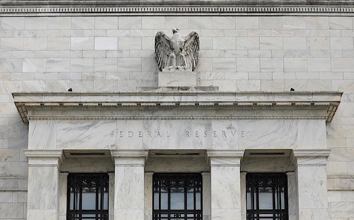 米連邦準備理事会（FRB）は30─31日に開いた連邦公開市場委員会（FOMC）で、フェデラルファンド金利の誘導目標を2.00─2.25％に25ベーシスポイント引き下げることを決定した。写真はワシントンのFRB本部。昨年8月撮影（2019年　ロイター/Chris Wattie）