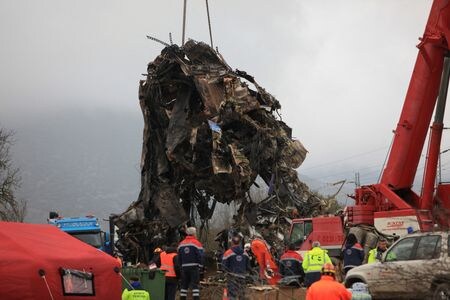 ギリシャ中部で２月２８日に発生した列車どうしの正面衝突事故で、事故現場では２日も救助活動が続けられ、これまでに少なくとも５７人の死亡が確認された。政府が事故原因の徹底究明と老朽化している鉄道設備への対応を確約する中、首都アテネでは約２０００人が参加する抗議活動が行われた。 写真は３月２日、ギリシャ中部ラリサ近くの事故現場で撮影（２０２３年　ロイター／Kostas Mantziaris）