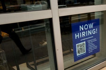 米労働省が４日発表した７月の雇用動態調査（ＪＯＬＴＳ）は、求人件数が２３万７０００件減の７６７万３０００件と、３年半ぶりの低水準となった。２０２３年４月撮影（２０２４年　ロイター/Elizabeth Frantz）