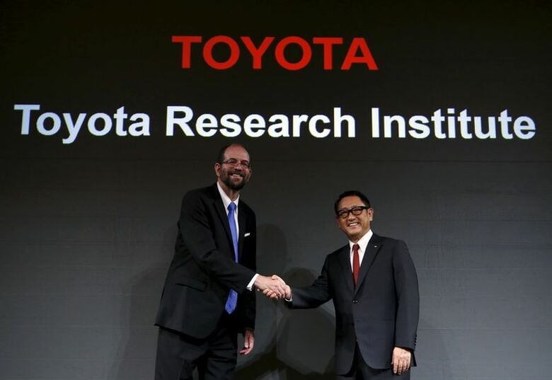 １１月６日、トヨタ自動車は、人工知能技術の研究開発を手掛ける新会社を米カリフォルニア州シリコンバレーに設立すると発表した。５年間に約１０億ドル（約１２００億円）を投資する計画。握手する豊田章男社長（右）と「トヨタ・リサーチ・インスティテュート（ＴＲＩ）」の最高経営責任者（ＣＥＯ）に就任するギル・プラット氏。写真は都内で撮影。（２０１５年　ロイター/Yuya Shino）