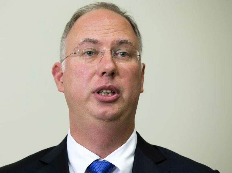 ロシア政府系のロシア直接投資基金(RDIF)を率いるキリル・ドミトリエフ氏は、英製薬アストラゼネカと締結した新型コロナウイルスワクチン製造を巡る契約を明らかにし、サイバー攻撃を通じたワクチン情報盗難を巡る疑惑を否定した。写真は2016年2月、ロシア南部のソチで記者会見するドミトリエフ氏(2020年　ロイター/Alexander Zemlianichenko)