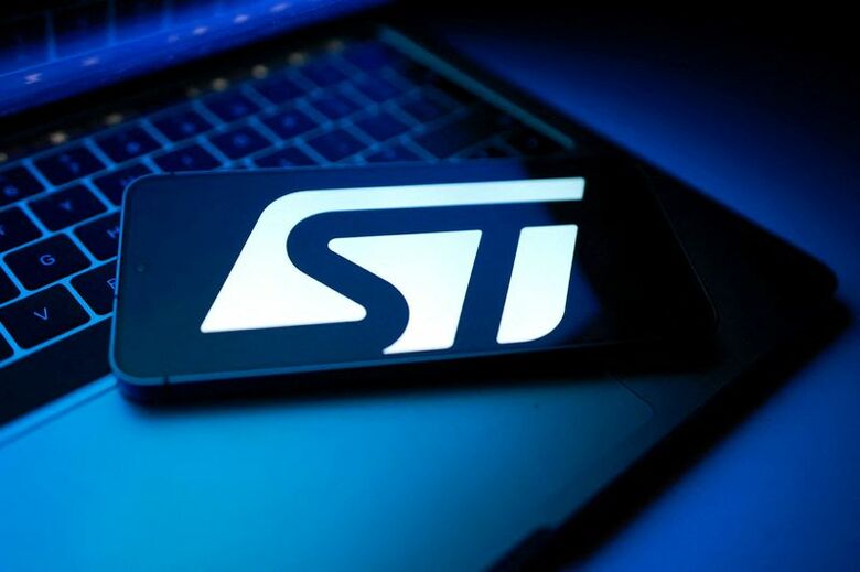 STマイクロエレクトロニクスのロゴ。2025年8月撮影。 REUTERS/Dado Ruvic